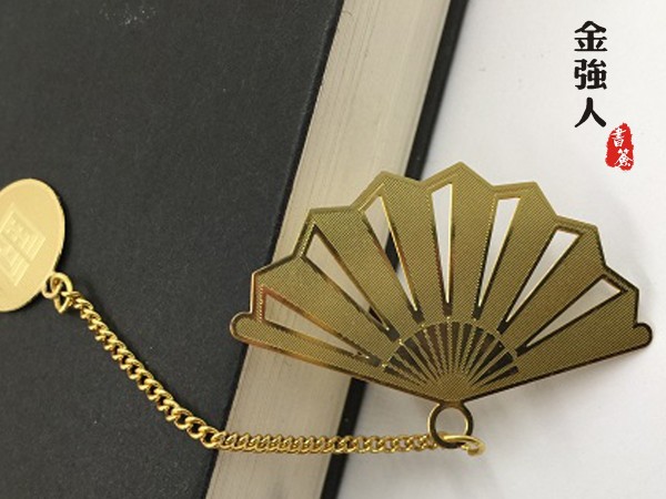 深圳金强人告诉你带金属吊坠的书签怎么用？